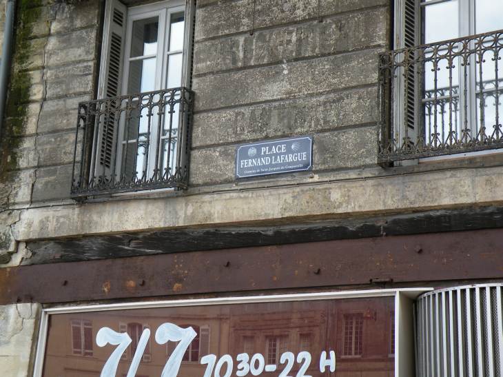  fenêtres et plaque de rue